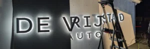Read more about the article Doosletters met verlichting, Vrijstad Auto’s straalt.